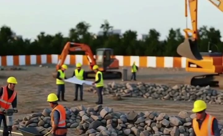 Equipe de obra no início dos trabalhos no terreno do Cádiz Praia Clube, em Caraguatatuba (imagem do vídeo da construtora)